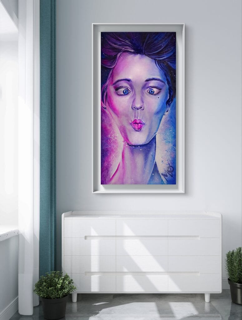 Portrait féminin expressif d'une femme qui fait une drôle de visage