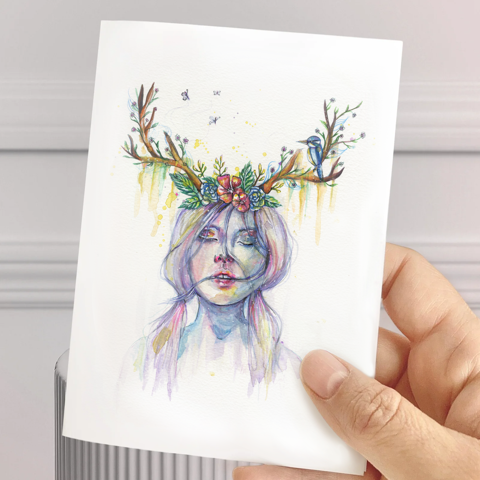 Carte de souhait aquarelle d’une femme avec bois fleuris et oiseau bleu – illustration artistique